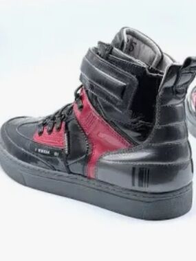 High-Top Athletic Sneakers in Black and Red - Men's